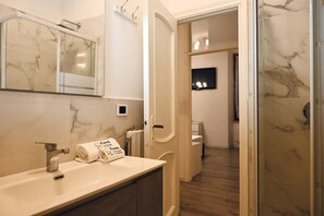 Shower, bidet, towels - A42 - Ancona, two-room apartment in the center (Ancona)