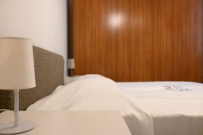 1 bedroom, bed sheets