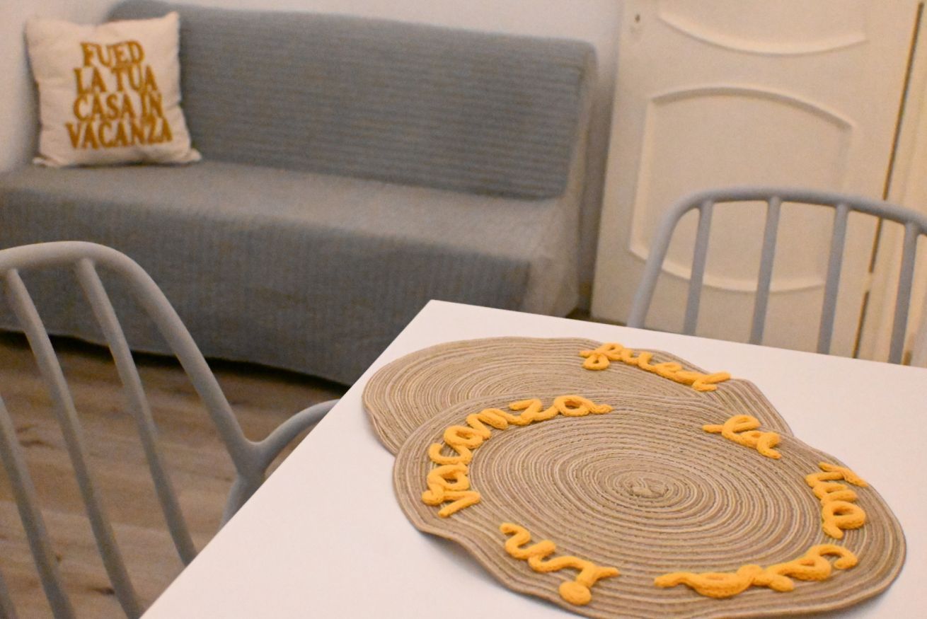 Une table à manger avec un set de table en fibres tressées et des chaises.
