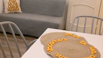 Une table à manger avec un set de table en fibres tressées et des chaises.