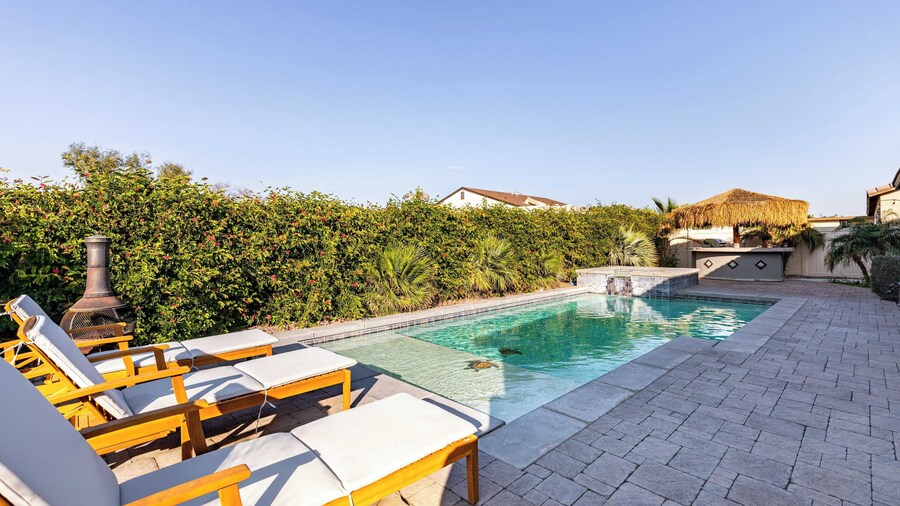 Luxe Indio Stay w/ Pool, Tiki Bar & Fire Pit Near Coachella Longfellow