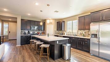 House (5 Bedrooms) | Interior