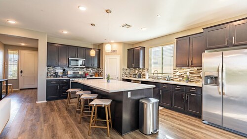Luxe Indio Stay w/ Pool, Tiki Bar & Fire Pit Near Coachella Longfellow