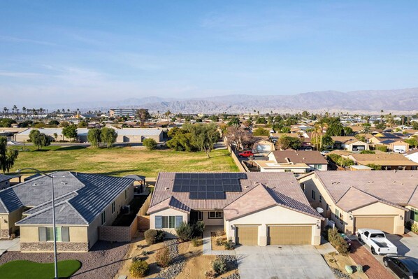 Zona residencial con casas, paneles solares y vistas despejadas a las montañas.
