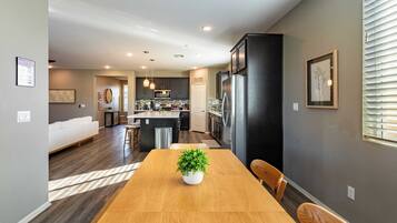 House (5 Bedrooms) | Interior
