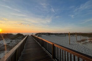 On the beach, sun loungers - Hilton Head sleeps 6, ocean view, balcony, pickleball, 2 min walk to beach/pool (Hilton Head Island)