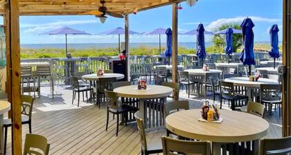 Hilton Head sleeps 6, ocean view, balcony, pickleball, 2 min walk to beach/pool