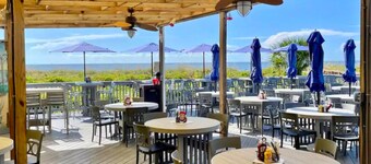Hilton Head sleeps 6, ocean view, balcony, pickleball, 2 min walk to beach/pool