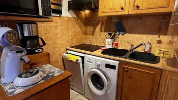 Frigorífico, lavavajillas y utensilios de cocina