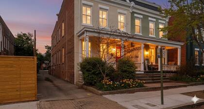 Heart of the Fan: 2BR/2BA Strawberry Street Stay