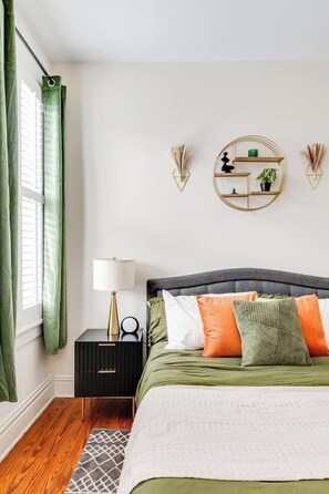 2 soverom, skrivebord, strykejern/-brett og wi-fi (inkludert)