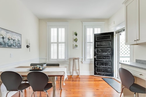 Heart of the Fan: 2BR/2BA Strawberry Street Stay