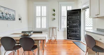 Heart of the Fan: 2BR/2BA Strawberry Street Stay