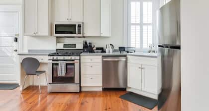 Heart of the Fan: 2BR/2BA Strawberry Street Stay