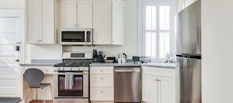 Heart of the Fan: 2BR/2BA Strawberry Street Stay