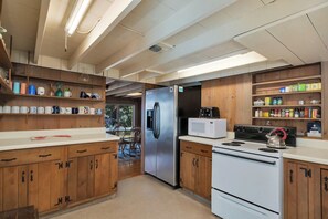 ثلاجة، ميكروويف، فرن، موقد طهي مسطح