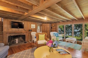 Smart TV - South Cottage: 2285-H  Waterfront, Six Bedrooms, Free Boating Bonus! (Harwich)