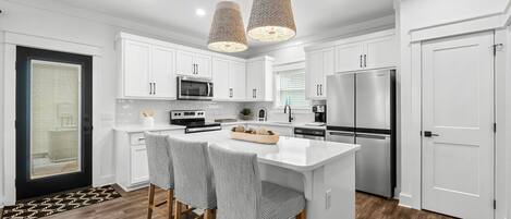 冷蔵庫、電子レンジ、オーブン、コンロ