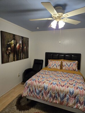 1 bedroom, WiFi, bed sheets - Charming cabin with AC and WiFi in delightful Clinton (Clinton)
