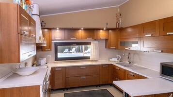 Frigorifero, microonde, forno, piano cottura