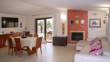 Fernseher, Kamin, Tischfußball