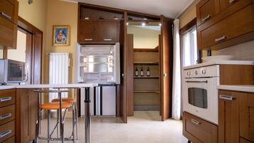 Frigorifero, microonde, forno, piano cottura