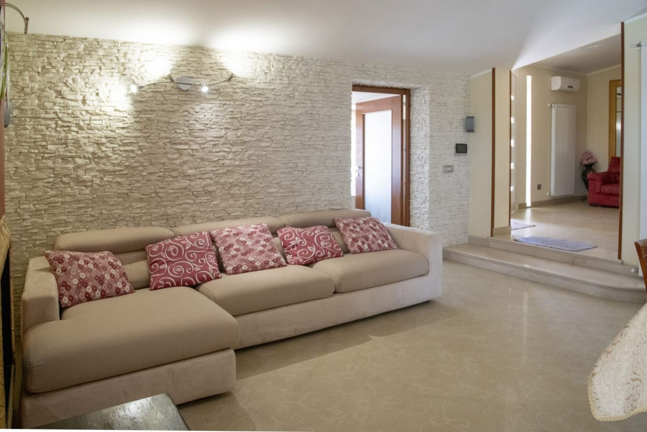 TV, caminetto, tavolo da calcetto