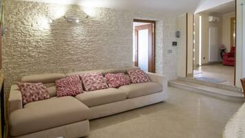 Fernseher, Kamin, Tischfußball