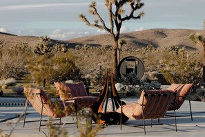 Property grounds - Jewel Crest - A Wellness Retreat with Pool, Spa, Sauna, Cold Plunge & Stars (Joshua Tree)