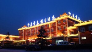 A hotel with multiple floors and a prominent sign. - YinXiang changchun (Huixian)