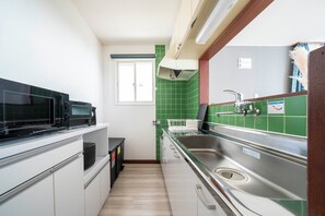 Kühlschrank, Mikrowelle, Herdplatte, Toaster