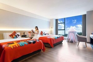 A hotel room with two beds, a large window, a chair, and a table with a tent-like structure. - Foshan Yuefeng High-altitude Garden Panorama Hotel (Jiujiangzhen Xinji Plaza) (Foshan)