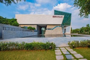 View from property - Foshan Yuefeng High-altitude Garden Panorama Hotel (Jiujiangzhen Xinji Plaza) (Foshan)