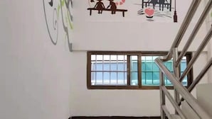 Eine Treppe mit Metallgeländern und einem Fenster mit Gitterstäben.