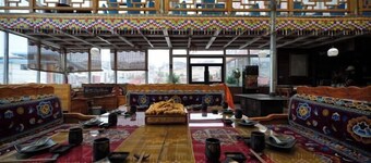 Qinghai Lake Zhaxi Tibetan-style Holiday Inn