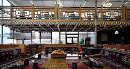 Qinghai Lake Zhaxi Tibetan-style Holiday Inn