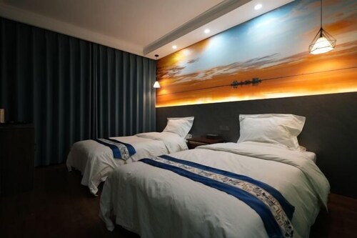 Qinghai Lake Zhaxi Tibetan-style Holiday Inn