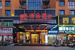 A hotel with a prominent sign reading "The Swiss House". - Ruishe Hotel (Xintian City Plaza, Licheng) (Quanzhou)