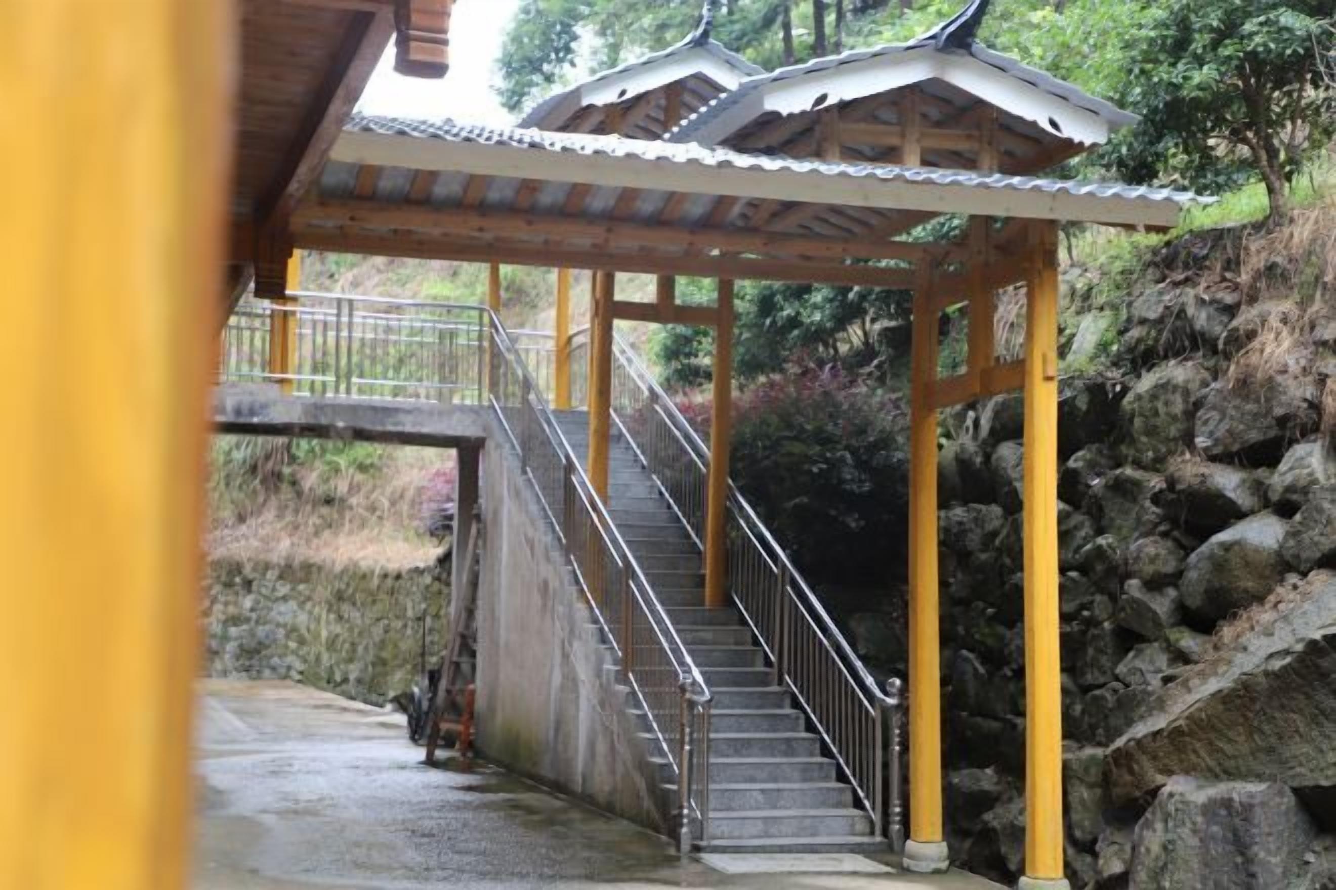 Una estructura tradicional japonesa con una escalera que conduce a un espacio cubierto.