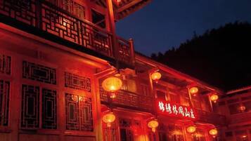 A traditional building with a sign that reads "Zhongxiao Yuntai Mountain".