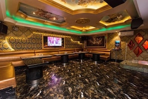 A luxurious room with a marble floor, a large sofa, a TV, and a decorative wall. - Fushun Meilangshangwubinguan (Fushun)
