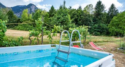 Appartement 'Villa Irma' avec vue sur les montagnes, piscine privée et Wi-Fi