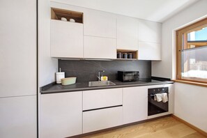 Frigorifero, microonde, forno, piano cottura