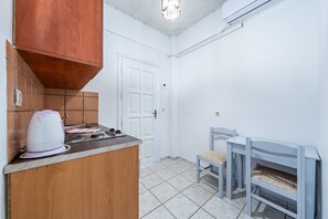 Kjøleskap, kokeplater, vannkoker og høy barnestol