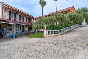 Exterior - Apartment 'Maltas' with Shared Terrace, Wi-Fi and Air Conditioning (Corfu)