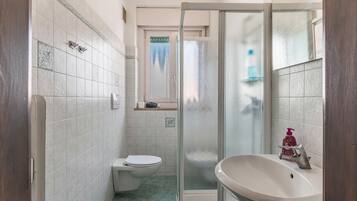 Dusj, hårføner og håndklær