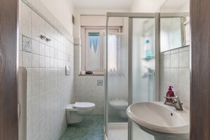 Shower, hair dryer, towels - Room 'Deluxe  Castello Livings Trento' with Wi-Fi (Trento)