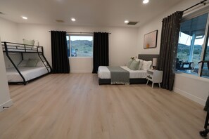 4 bedrooms, desk, iron/ironing board, free WiFi