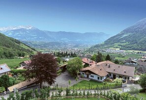 Exterior - Wiedmairhof Apartment 'Grafensteiner' with South/east facing balcony, Shared Terrace, Garden & Wi-Fi (Lagundo)