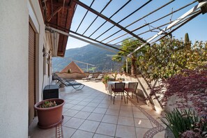 Outdoor dining - Wiedmairhof Apartment 'Grafensteiner' with South/east facing balcony, Shared Terrace, Garden & Wi-Fi (Lagundo)